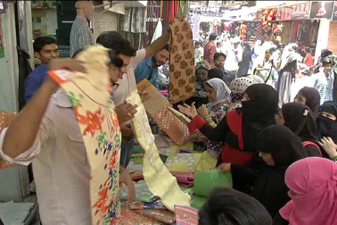 نوابوں کی نگری بھوپال میں یو ں تو بہت سے بازار مشہور ہیں ، لیکن رمضان کا سنڈے بازار اپنی انفرادیت کے اعتبار سے سب پر غالب ہے ۔ نوابی عہد سے ماہ رمضان کا سنڈے بازار یہاں پرخاصہ مشہور ہے۔ نوابوں کی نگری بھوپال میں یو ں تو بہت سے بازار مشہور ہیں ، لیکن رمضان کا سنڈے بازار اپنی انفرادیت کے اعتبار سے سب پر غالب ہے ۔ نوابی عہد سے ماہ رمضان کا سنڈے بازار یہاں پرخاصہ مشہور ہے۔