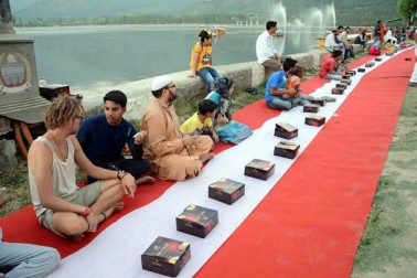 جموں و کشمیر کی مشہور کی ڈل جھیل کے کنارے پر ہر سال کی طرح سال رواں بھی افطار پارٹی کا اہتمام کیا گیا ۔ اس افطار پارٹی میں غیر ملکی سیاحوں نے بھی شرکت کی ۔ جموں و کشمیر کی مشہور کی ڈل جھیل کے کنارے پر ہر سال کی طرح سال رواں بھی افطار پارٹی کا اہتمام کیا گیا ۔ اس افطار پارٹی میں غیر ملکی سیاحوں نے بھی شرکت کی ۔