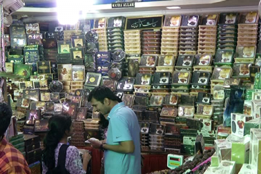 ماہ رمضان میں افطار کے سب سے لازم جزو کھجور کی مختلف انواع و اقسام حیدرآباد کے بازاروں کی زینت بنی ہوئی ہیں ۔ ان میں سب سے سستا پینڈ کھجور کی قیمت اسی روپئے کلو ہے ، جبکہ سب سے مہنگے کھجورعجوہ کی قیمت ڈہائی ہزارروپئے ہے ۔ ماہ رمضان میں افطار کے سب سے لازم جزو کھجور کی مختلف انواع و اقسام حیدرآباد کے بازاروں کی زینت بنی ہوئی ہیں ۔ ان میں سب سے سستا پینڈ کھجور کی قیمت اسی روپئے کلو ہے ، جبکہ سب سے مہنگے کھجورعجوہ کی قیمت ڈہائی ہزارروپئے ہے ۔