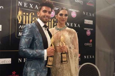 سنجے لیلا بھنسالی کی فلم باجی راو مستانی نے آئیفا 2016 میں بھی دھوم مچائی ہے۔ فلم کو ہندوستانی انٹرنیشنل فلم اکیڈمی میں تکنیکی کلاس میں سب سے زیادہ ایوارڈ دیے گئے ہیں۔ آئیفا تقریب میں جمعہ کو منعقدہ آئیفا راکس میں 'باجی راو مستانی کو 9 ایوارڈ ملے ۔چار روزہ تقریب کی اس شام کو پریتم، كنكا کپور، بینی دیال، نیتی موہن، مونالي ٹھاکر اور پاپون جیسے بڑے فنکاروں نے اپنے موسیقی کے سروں سے سجایا۔ سنجے لیلا بھنسالی کی فلم باجی راو مستانی نے آئیفا 2016 میں بھی دھوم مچائی ہے۔ فلم کو ہندوستانی انٹرنیشنل فلم اکیڈمی میں تکنیکی کلاس میں سب سے زیادہ ایوارڈ دیے گئے ہیں۔ آئیفا تقریب میں جمعہ کو منعقدہ آئیفا راکس میں 'باجی راو مستانی کو 9 ایوارڈ ملے ۔چار روزہ تقریب کی اس شام کو پریتم، كنكا کپور، بینی دیال، نیتی موہن، مونالي ٹھاکر اور پاپون جیسے بڑے فنکاروں نے اپنے موسیقی کے سروں سے سجایا۔