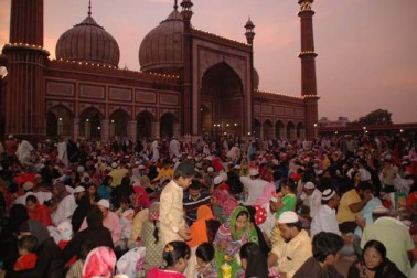 دہلی کی تاریخی شاہی جامع مسجد ہندوستان کی بڑی اور معروف ترین مساجد میں سے ایک ہے۔ یہ مسجد اکثر وبیشتر نمازیوں اور زائرین سے بھری رہتی ہے۔ اس تاریخی مسجد کی زیارت کے لئے بڑی تعداد میں سیاح بھی یہاں آتے رہتے ہیں۔ شام کے اوقات میں یہاں کا منظرقابل دید ہوتا ہے۔ جامع مسجد کی رونق لوگوں کو اپنی طرف متوجہ کرتی ہے۔ سال بھر اور بالخصوص رمضان کے مہینہ میں یہاں کی رونق مزید دوبالا ہو جاتی ہے۔ یہاں جامع مسجد ، اطراف کے علاقوں اور دوردراز جگہوں کے مسلمان روزہ افطار کے لئے بڑی تعداد میں پہنچتے ہیں۔ پیش ہیں اسی سلسلہ کی چند روح پرور تصویریں۔ دہلی کی تاریخی شاہی جامع مسجد ہندوستان کی بڑی اور معروف ترین مساجد میں سے ایک ہے۔ یہ مسجد اکثر وبیشتر نمازیوں اور زائرین سے بھری رہتی ہے۔ اس تاریخی مسجد کی زیارت کے لئے بڑی تعداد میں سیاح بھی یہاں آتے رہتے ہیں۔ شام کے اوقات میں یہاں کا منظرقابل دید ہوتا ہے۔ جامع مسجد کی رونق لوگوں کو اپنی طرف متوجہ کرتی ہے۔ سال بھر اور بالخصوص رمضان کے مہینہ میں یہاں کی رونق مزید دوبالا ہو جاتی ہے۔ یہاں جامع مسجد ، اطراف کے علاقوں اور دوردراز جگہوں کے مسلمان روزہ افطار کے لئے بڑی تعداد میں پہنچتے ہیں۔ پیش ہیں اسی سلسلہ کی چند روح پرور تصویریں۔