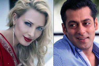بالی وڈ کے دبنگ خان اور ان کی گرل فرینڈ لوليا ونتور کے بارے میں گزشتہ کئی دنوں سے طرح طرح کی باتیں موضوع بحث بنی ہوئی ہیں۔ کبھی چپکے چپکے ڈیٹنگ تو کبھی منگنی کی خبریں تو کبھی شادی کی خبریں میڈیا میں چھائی ہوئی ہیں۔ ان سب خبروں کے درمیان ایک نئی بات مداح کے درمیان بحث کا موضوع بنی ہوئی ہے۔ سلمان خان اور لوليا آپس میں صرف باتیں اور سکھ دکھ ہی نہیں، بلکہ کئی سامانوں کو بھی شیئرکر رہے ہیں۔ ویسے بھی کہتے ہی ہیں کہ شیئرنگ سے محبت بڑھتی ہے۔ بالی وڈ کے دبنگ خان اور ان کی گرل فرینڈ لوليا ونتور کے بارے میں گزشتہ کئی دنوں سے طرح طرح کی باتیں موضوع بحث بنی ہوئی ہیں۔ کبھی چپکے چپکے ڈیٹنگ تو کبھی منگنی کی خبریں تو کبھی شادی کی خبریں میڈیا میں چھائی ہوئی ہیں۔ ان سب خبروں کے درمیان ایک نئی بات مداح کے درمیان بحث کا موضوع بنی ہوئی ہے۔ سلمان خان اور لوليا آپس میں صرف باتیں اور سکھ دکھ ہی نہیں، بلکہ کئی سامانوں کو بھی شیئرکر رہے ہیں۔ ویسے بھی کہتے ہی ہیں کہ شیئرنگ سے محبت بڑھتی ہے۔