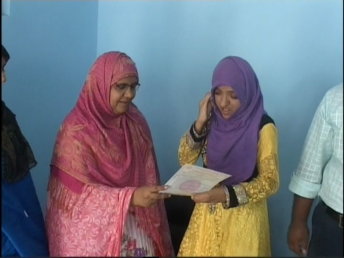 زینت نے ایس ایس سی امتحان میں 58 فیصد نمبرات حاصل کرکے معذوروں کے زمرے میں نمایاں کامیابی حاصل کی ہے۔ زینت نے ایس ایس سی امتحان میں 58 فیصد نمبرات حاصل کرکے معذوروں کے زمرے میں نمایاں کامیابی حاصل کی ہے۔