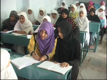 غریب اور متوسط گھرانے سے تعلق رکھنے والی زینت کے والدین اپنی بیٹی کی کامیابی پر خوشی سے سرشار ہیں ۔ غریب اور متوسط گھرانے سے تعلق رکھنے والی زینت کے والدین اپنی بیٹی کی کامیابی پر خوشی سے سرشار ہیں ۔