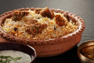 نوابی بریانی: یوں تو بریانی کے قدردان پوری دنیا میں ہیں، ہندوستان میں تو خاص طور پر۔ مگر بات اگر حیدرآبادی یعنی نوابی بریانی کی کریں ، تو نام لیتے ہی منہ میں پانی آ جاتا ہے۔ اس بریانی کا ذائقہ عید کو خاص بنا دیتا ہے۔ نوابی بریانی: یوں تو بریانی کے قدردان پوری دنیا میں ہیں، ہندوستان میں تو خاص طور پر۔ مگر بات اگر حیدرآبادی یعنی نوابی بریانی کی کریں ، تو نام لیتے ہی منہ میں پانی آ جاتا ہے۔ اس بریانی کا ذائقہ عید کو خاص بنا دیتا ہے۔
