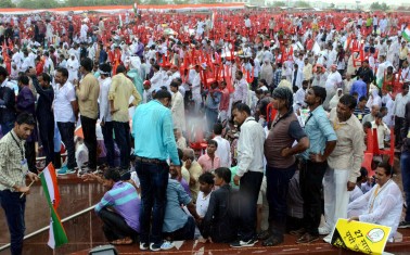 سوال پوچھنے والے کارکن کا نام اور اس کے سوال کو پارٹی کی سابق ریاستی صدر ریتا بہوگنا جوشی پکار رہی تھیں اور اس کا جواب کانگریس نائب صدر راہل گاندھی ریمپ پر ٹہل ٹہل کر دے رہے تھے۔ سوال پوچھنے والے کارکن کو کھڑا بھی کیا جا رہا تھا تاکہ مسٹر گاندھی اسے پہچان سکیں۔ سوال پوچھنے والے کارکن کا نام اور اس کے سوال کو پارٹی کی سابق ریاستی صدر ریتا بہوگنا جوشی پکار رہی تھیں اور اس کا جواب کانگریس نائب صدر راہل گاندھی ریمپ پر ٹہل ٹہل کر دے رہے تھے۔ سوال پوچھنے والے کارکن کو کھڑا بھی کیا جا رہا تھا تاکہ مسٹر گاندھی اسے پہچان سکیں۔