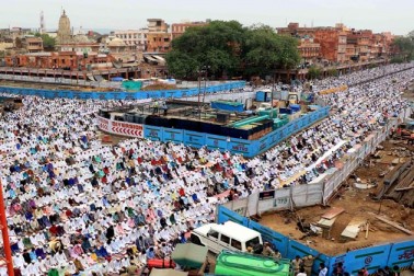 آج رمضان المبارک کا آخری جمعہ یعنی جمعۃ الوداع ہے۔ جمعۃ الوداع کے موقع پر ملک بھر کی مساجد میں کافی بھیڑ نظر آئی ۔ آج رمضان المبارک کا آخری جمعہ یعنی جمعۃ الوداع ہے۔ جمعۃ الوداع کے موقع پر ملک بھر کی مساجد میں کافی بھیڑ نظر آئی ۔