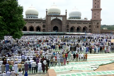 ملک بھر کی مسجدوں میں پورے جوش و خروش اور مذہبی عقیدت و احترام کے ساتھ آج جمعۃ الوداع کی نماز ادا کی گئی ۔ نماز کیلئے جگہ جگہ مسجدوں کے اطراف واکناف سیکورٹی کے انتظامات کیے گئے تھے ۔ تصاویر میں دیکھیں ملک بھر میں نماز جمعہ کا روح پرور منظر ملک بھر کی مسجدوں میں پورے جوش و خروش اور مذہبی عقیدت و احترام کے ساتھ آج جمعۃ الوداع کی نماز ادا کی گئی ۔ نماز کیلئے جگہ جگہ مسجدوں کے اطراف واکناف سیکورٹی کے انتظامات کیے گئے تھے ۔ تصاویر میں دیکھیں ملک بھر میں نماز جمعہ کا روح پرور منظر