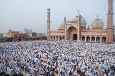 رمضان المبارک کے اختتام پر عیدالفطر کا تہوار آج پورے ملک میں روایتی جوش و خروش کے ساتھ منایا گیا۔ ملک کے مختلف حصوں میں فرزندان توحید اپنے اپنے قصبوں اور گاؤں میں عید کی نماز ادا کرنے کے لئے عیدگاہوں اور مسجدوں میں جمع ہوئے ۔ نماز کے اختتام پر انہوں نے ایک دوسرے کو عید کی مبارکباد دی۔ رمضان المبارک کے اختتام پر عیدالفطر کا تہوار آج پورے ملک میں روایتی جوش و خروش کے ساتھ منایا گیا۔ ملک کے مختلف حصوں میں فرزندان توحید اپنے اپنے قصبوں اور گاؤں میں عید کی نماز ادا کرنے کے لئے عیدگاہوں اور مسجدوں میں جمع ہوئے ۔ نماز کے اختتام پر انہوں نے ایک دوسرے کو عید کی مبارکباد دی۔