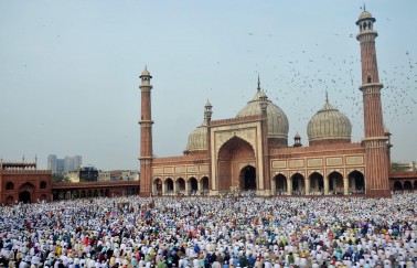 <br />قومی دارالحکومت میں فرزندان توحید کی کثیر تعداد نے شاہی عید گاہ تاریخی جامع مسجد، فتح پوری مسجد اور دیگر مساجد میں عید کی نماز ادا کی۔ اس کے بعد مختلف مقامات پر عید ملن تقریبات کا اہتمام کیاگیا۔ <br />قومی دارالحکومت میں فرزندان توحید کی کثیر تعداد نے شاہی عید گاہ تاریخی جامع مسجد، فتح پوری مسجد اور دیگر مساجد میں عید کی نماز ادا کی۔ اس کے بعد مختلف مقامات پر عید ملن تقریبات کا اہتمام کیاگیا۔