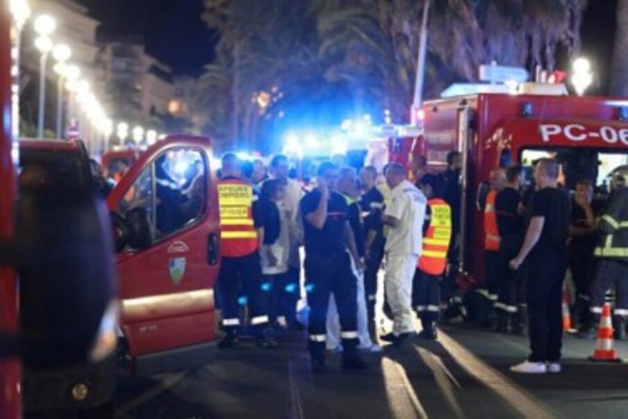  مقامی انتظامیہ کے سربراہ کرسٹئن ایسٹروسی نے بی ایف ایم ٹی وی سے کہاکہ حملہ آور نے ہجوم پر گولیاں برسائیں۔