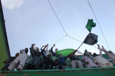 بعد میں سیکورٹی فورسز نے اِن احتجاجی لوگوں کو منتشر کرنے کے لئے لاٹھی چارج اور آنسو گیس کا استعمال کیا۔ سری نگر میں ہونے والے اِن پرتشدد احتجاجی مظاہروں میں قریب ایک درجن افراد کے زخمی ہونے کی اطلاعات ہیں۔ بعد میں سیکورٹی فورسز نے اِن احتجاجی لوگوں کو منتشر کرنے کے لئے لاٹھی چارج اور آنسو گیس کا استعمال کیا۔ سری نگر میں ہونے والے اِن پرتشدد احتجاجی مظاہروں میں قریب ایک درجن افراد کے زخمی ہونے کی اطلاعات ہیں۔