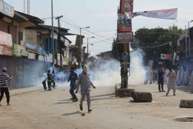 قابل ذکر ہے کہ حریت کانفرنس (گ) چیئرمین سید علی گیلانی نے کل لوگوں کو عیدالفطر کی مبارکباد پیش کرتے ہوئے سیاسی قیدیوں کو رہا نہ کرنے، شراب پر پابندی نہ لگانے، ائمہ مساجد پر سرکاری نگران مقرر کرنے اور جموی مسلمان کو مبینہ طور پر تنگ اور ہراساں کرنے کے خلاف آج عید نماز کے فوراً بعد وادی میں پرامن احتجاجی مظاہرے کرنے کی کال دی تھی۔ قابل ذکر ہے کہ حریت کانفرنس (گ) چیئرمین سید علی گیلانی نے کل لوگوں کو عیدالفطر کی مبارکباد پیش کرتے ہوئے سیاسی قیدیوں کو رہا نہ کرنے، شراب پر پابندی نہ لگانے، ائمہ مساجد پر سرکاری نگران مقرر کرنے اور جموی مسلمان کو مبینہ طور پر تنگ اور ہراساں کرنے کے خلاف آج عید نماز کے فوراً بعد وادی میں پرامن احتجاجی مظاہرے کرنے کی کال دی تھی۔