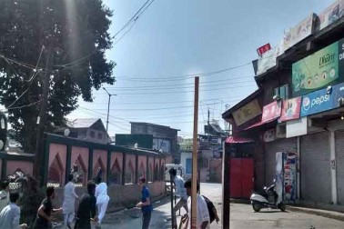 عینی شاہدین کے مطابق نماز عید کی ادائیگی کے فوراً بعد لوگوں کی ایک بڑی نے حیدرپورہ میں احتجاجی ظاہرہ منظم کیاجس میں آزادی حامی اور حکومت مخالف نعرے لگائے گئے۔ بعد میں سیکورٹی فورسز نے اِن احتجاجی لوگوں کو منتشر کرنے کے لئے لاٹھی چارج اور آنسو گیس کا استعمال کیا۔ عینی شاہدین کے مطابق نماز عید کی ادائیگی کے فوراً بعد لوگوں کی ایک بڑی نے حیدرپورہ میں احتجاجی ظاہرہ منظم کیاجس میں آزادی حامی اور حکومت مخالف نعرے لگائے گئے۔ بعد میں سیکورٹی فورسز نے اِن احتجاجی لوگوں کو منتشر کرنے کے لئے لاٹھی چارج اور آنسو گیس کا استعمال کیا۔