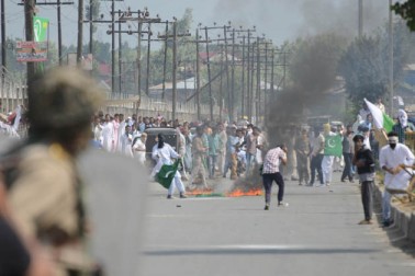 ان جھڑپوں میں قریب دو درجن سے زائد افراد بشمول سیکورٹی فورس اہلکاروں کے زخمی ہونے کی اطلاعات ہیں۔ وادی میں یہ پرتشدد جھڑپیں ریاستی حکومت کی جانب سے 104 سنگ بازی کے معاملات میں ملوث 634 افراد کے خلاف کیس واپس لینے کو منظوری دینے کے محض ایک روز بعد بھڑک اٹھیں۔ ان جھڑپوں میں قریب دو درجن سے زائد افراد بشمول سیکورٹی فورس اہلکاروں کے زخمی ہونے کی اطلاعات ہیں۔ وادی میں یہ پرتشدد جھڑپیں ریاستی حکومت کی جانب سے 104 سنگ بازی کے معاملات میں ملوث 634 افراد کے خلاف کیس واپس لینے کو منظوری دینے کے محض ایک روز بعد بھڑک اٹھیں۔