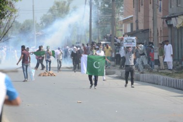 سری نگر کے شہر خاص میں واقع تاریخی عیدگاہ میں نماز عیدین کی ادائیگی کے فوراً بعد نوجوانوں کی بڑی تعداد نے کشمیر کی آزادی کے حق میں نعرے بازی کرتے ہوئے نالہ مار روڑ کی جانب جلوس کی صورت میں پیش قدمی کرنے کی کوشش کی۔ سری نگر کے شہر خاص میں واقع تاریخی عیدگاہ میں نماز عیدین کی ادائیگی کے فوراً بعد نوجوانوں کی بڑی تعداد نے کشمیر کی آزادی کے حق میں نعرے بازی کرتے ہوئے نالہ مار روڑ کی جانب جلوس کی صورت میں پیش قدمی کرنے کی کوشش کی۔