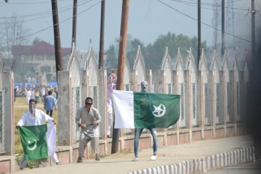 اس جلوس کے شرکاء حریت کانفرنس (ع) چیئرمین میرواعظ مولوی عمر فاروق کی خانہ نظربندی کے خلاف بھی نعرے بازی کررہے تھے۔ تاہم علاقہ میں پہلے سے تعینات سیکورٹی فورسز اور ریاستی پولیس اہلکاروں نے احتجاجی نوجوانوں کو منتشر کرنے کے لئے لاٹھی چارج کا استعمال کیا جس کا مظاہرین پر کوئی خاص اثر نہیں ہوا۔ بعد میں جب احتجاجی نوجوان سیکورٹی فورسز پر پتھراؤ کے مرتکب ہوئے تو انہوں نے ردعمل میں آنسو گیس کے گولے پھینکے۔ اس جلوس کے شرکاء حریت کانفرنس (ع) چیئرمین میرواعظ مولوی عمر فاروق کی خانہ نظربندی کے خلاف بھی نعرے بازی کررہے تھے۔ تاہم علاقہ میں پہلے سے تعینات سیکورٹی فورسز اور ریاستی پولیس اہلکاروں نے احتجاجی نوجوانوں کو منتشر کرنے کے لئے لاٹھی چارج کا استعمال کیا جس کا مظاہرین پر کوئی خاص اثر نہیں ہوا۔ بعد میں جب احتجاجی نوجوان سیکورٹی فورسز پر پتھراؤ کے مرتکب ہوئے تو انہوں نے ردعمل میں آنسو گیس کے گولے پھینکے۔