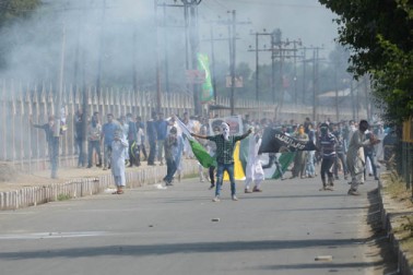 ایک رپورٹ کے مطابق جب عیدگاہ میں لوگ نماز عیدین ادا کرنے کے لئے جمع ہورہے تھے، تو اس دوران سیکورٹی فورسز نے نزدیکی سکہ ڈافر میں احتجاجی مظاہرین کو منتشر کرنے کے لئے آنسوگیس کی شیلنگ اور ہوائی فائرنگ کی۔ ایک رپورٹ کے مطابق جب عیدگاہ میں لوگ نماز عیدین ادا کرنے کے لئے جمع ہورہے تھے، تو اس دوران سیکورٹی فورسز نے نزدیکی سکہ ڈافر میں احتجاجی مظاہرین کو منتشر کرنے کے لئے آنسوگیس کی شیلنگ اور ہوائی فائرنگ کی۔