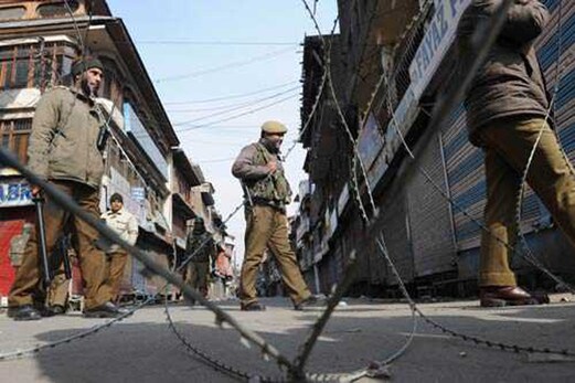 احتجاجی مظاہروں کی لہر کو روکنے کیلئے کشمیر بھر میں کرفیو، موبائل سروس بھی معطل ، ریل خدمات ٹھپ احتجاجی مظاہروں کی لہر کو روکنے کیلئے کشمیر بھر میں کرفیو، موبائل سروس بھی معطل ، ریل خدمات ٹھپ