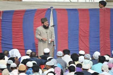 ملک بھر میں عید الفطر پورے جوش و خروش اور روایتی و مذہبی عقیدت کے ساتھ منائی گئی ۔ دہلی کے مسلم علاقہ اوکھلا میں جہاں کئی مقامات پر نماز ادا کی گئی ، وہیں جامعہ اسلامیہ سنابل کے میدان میں بھی نماز کا روح پرور منظر دیکھنے کو ملا ، جہاں ہزاروں کی تعداد میں فرزندان توحید نے نماز ادا کی ۔ جامعہ اسلامیہ سنابل کے میدان میں نماز عید کی امامت مولانا محمد رحمانی مدنی نے کی ۔ ملک بھر میں عید الفطر پورے جوش و خروش اور روایتی و مذہبی عقیدت کے ساتھ منائی گئی ۔ دہلی کے مسلم علاقہ اوکھلا میں جہاں کئی مقامات پر نماز ادا کی گئی ، وہیں جامعہ اسلامیہ سنابل کے میدان میں بھی نماز کا روح پرور منظر دیکھنے کو ملا ، جہاں ہزاروں کی تعداد میں فرزندان توحید نے نماز ادا کی ۔ جامعہ اسلامیہ سنابل کے میدان میں نماز عید کی امامت مولانا محمد رحمانی مدنی نے کی ۔