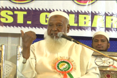 کرناٹک کا تعلیمی ہب کہے جانے والے شہرگلبرگہ میں آزادی کی طویل جدوجہدکے دوران مسلمانوں کے رول اور علماء کے قائدانہ کردار پر جمعیۃ علمائے کرناٹک کے عظیم الشان اجلاس میں اظہارِخیال کرتے ہوئے ممتازعالم دین و ممبرپارلیمنٹ مولانا اسرارالحق قاسمی نے کہاکہ ہندوستان کی جنگ آزادی میں عام طبقات نے بڑھ چڑھ کر حصہ لیا۔<br />تاہم مسلمانوں نے جدوجہد آزادی کے ہر محاذپرجس جذبہ اور ولولہ کے ساتھ شرکت کی اس کی مثال نہیں ملتی۔انھوں نے1757ء سے1947ء تک کئی محاذوں پر انگریزوں کے پاؤں اکھاڑڈالے۔حقیقت یہ ہے کہ ملک کا ایسا کوئی گوشہ نہیں جہاں مسلمانوں نے اپنی قربانیوں اور علماء نے اپنے قائدانہ کردار کا نقش نہ چھوڑاہو۔ کرناٹک کا تعلیمی ہب کہے جانے والے شہرگلبرگہ میں آزادی کی طویل جدوجہدکے دوران مسلمانوں کے رول اور علماء کے قائدانہ کردار پر جمعیۃ علمائے کرناٹک کے عظیم الشان اجلاس میں اظہارِخیال کرتے ہوئے ممتازعالم دین و ممبرپارلیمنٹ مولانا اسرارالحق قاسمی نے کہاکہ ہندوستان کی جنگ آزادی میں عام طبقات نے بڑھ چڑھ کر حصہ لیا۔<br />تاہم مسلمانوں نے جدوجہد آزادی کے ہر محاذپرجس جذبہ اور ولولہ کے ساتھ شرکت کی اس کی مثال نہیں ملتی۔انھوں نے1757ء سے1947ء تک کئی محاذوں پر انگریزوں کے پاؤں اکھاڑڈالے۔حقیقت یہ ہے کہ ملک کا ایسا کوئی گوشہ نہیں جہاں مسلمانوں نے اپنی قربانیوں اور علماء نے اپنے قائدانہ کردار کا نقش نہ چھوڑاہو۔