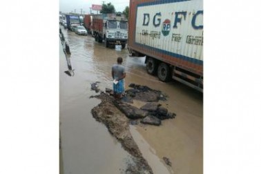 یہ تصویر گروگرام کے دولت آباد فلائی اوور کی ہے۔ وسنت كنج سے گروگرام جانے والا روٹ بھی جام ہے۔ وہیں دہلی ایئرپورٹ پر پروازوں پر برا اثر پڑا ہے۔ کئی فلائٹس کی پروازوں میں بھی تاخیر ہو رہی ہے۔ فوٹو- اوم پرکاش۔ یہ تصویر گروگرام کے دولت آباد فلائی اوور کی ہے۔ وسنت كنج سے گروگرام جانے والا روٹ بھی جام ہے۔ وہیں دہلی ایئرپورٹ پر پروازوں پر برا اثر پڑا ہے۔ کئی فلائٹس کی پروازوں میں بھی تاخیر ہو رہی ہے۔ فوٹو- اوم پرکاش۔