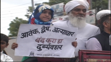 اجلاس میں اورنگ آباد کے امیر جماعات مولانا محمد الیاس فلاحی نے میڈیا کے بدلتے موقف پراپنے انداز میں نکتہ چینی کی اور اس رجحان کو ملک کے لیے خطرناک قرار دیا۔ اس موقع پر جماعت کے کارکنوں نے نکڑ ناٹک کے ذریعے ملک میں بڑھتی عدم رواداری، تعصب اور مظالم کو اپنے منفرد انداز میں پیش کیا اور یہ پیغام دیا کہ دستور ہند اور باہمی اتحاد کے ذریعے ہی ملک کے تانے بانے کو بکھرنے سے بچایا جا سکتا ہے ۔ اجلاس میں اورنگ آباد کے امیر جماعات مولانا محمد الیاس فلاحی نے میڈیا کے بدلتے موقف پراپنے انداز میں نکتہ چینی کی اور اس رجحان کو ملک کے لیے خطرناک قرار دیا۔ اس موقع پر جماعت کے کارکنوں نے نکڑ ناٹک کے ذریعے ملک میں بڑھتی عدم رواداری، تعصب اور مظالم کو اپنے منفرد انداز میں پیش کیا اور یہ پیغام دیا کہ دستور ہند اور باہمی اتحاد کے ذریعے ہی ملک کے تانے بانے کو بکھرنے سے بچایا جا سکتا ہے ۔