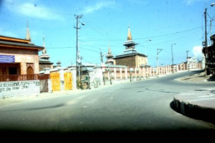  جاوید پارسا نامی ایک نوجوان کشمیری تاجر نے لکھا کہ ہندوستان کی یوم آزادی سے چند روز قبل ہی کشمیر میں موبائیل فون خدمات کو ایک بار پھر معطل کردیا گیا۔ مسٹر مودی کے پتھروں کے بجائے لیپ ٹاپ مشن کے بعد یہ اقدام ایک بڑا جھٹکا ہے۔ ایک طرف آپ ہمیں لیپ ٹاپ ہاتھوں میں لینے کی بات کہہ رہے ہو، تو دوسری جانب مواصلاتی نظام ٹھپ کرکے ہمیں بیرون دنیا سے کاٹ رہے ہو۔ اس کے باوجود آپ اپنا یوم آزادی منائیں گے اور ہمیں ترسیل کی آزادی سے محروم رہیں گے‘۔