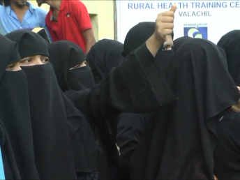 مسلم طالبات نے کلاسس کا بائیکاٹ بھی کیا ۔ مظاہرہ کررہی لڑکیوں کا کہنا تھا کہ حجاب ان کا پیدائشی حق ہے ۔ ـ حجاب پہننے سے تعلیم میں کوئی روکاوٹ پیدا نہیں ہوتی ۔ مسلم طالبات نے کلاسس کا بائیکاٹ بھی کیا ۔ مظاہرہ کررہی لڑکیوں کا کہنا تھا کہ حجاب ان کا پیدائشی حق ہے ۔ ـ حجاب پہننے سے تعلیم میں کوئی روکاوٹ پیدا نہیں ہوتی ۔