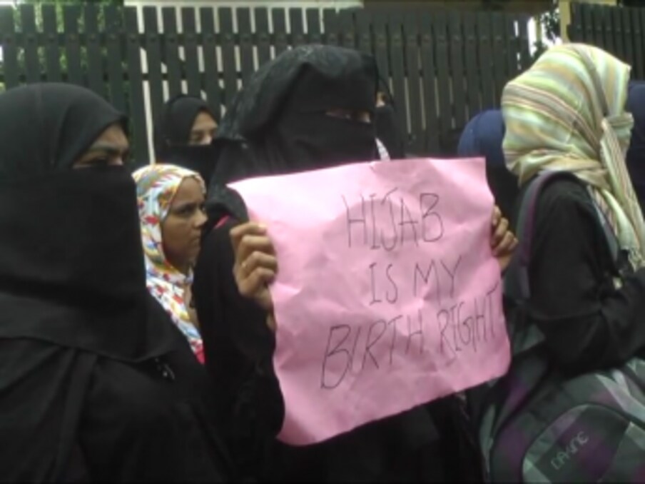  ـ حجاب پہن کرائیرفون استعمال کرنے کےچند واقعات کو بہانہ بنا کر کالج انتظامیہ مکمل طورپرحجاب پابندی عائد کر رہی ہے۔
