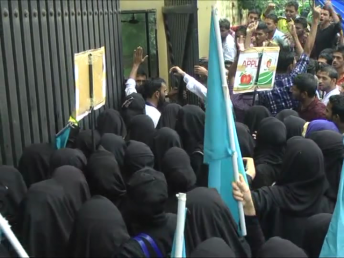 دوسری طرف کالج کے ڈائریکٹر ڈاکٹر شُبھ رائے کا کہنا ہے کہ کالج کے یونیفارم میں حجاب شامل نہیں ہے۔ دوسری طرف کالج کے ڈائریکٹر ڈاکٹر شُبھ رائے کا کہنا ہے کہ کالج کے یونیفارم میں حجاب شامل نہیں ہے۔