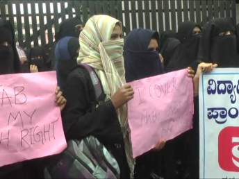 تاہم ڈائریکٹر کی اس یقین دہانی کے بعد کہ پندرہ دنوں میں کالج انتظامیہ میٹنگ کرکے اس مسئلہ کو حل کرنے کی کوشش کرے گی ، طالبات نے اپنا احتجاج واپس لے لیا۔ تاہم ڈائریکٹر کی اس یقین دہانی کے بعد کہ پندرہ دنوں میں کالج انتظامیہ میٹنگ کرکے اس مسئلہ کو حل کرنے کی کوشش کرے گی ، طالبات نے اپنا احتجاج واپس لے لیا۔