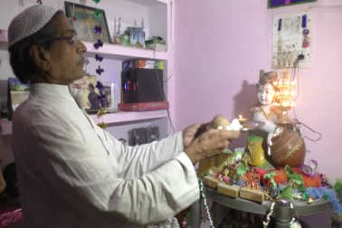 ملک میں موجودہ وقت میں بھلے ہی سیاسی لوگ مذہب کے نام پر انسانوں کو باٹنے میں لگے ہوں ، لیکن مغل حکمران اکبر کے زمانے سے ہندو -مسلم اتحاد اور گنگا جمنی تہذیب کی کئی مثالیں تاریخ اپنے آغوش میں سمیٹے ہوئے ہے۔ اکبر کے محل میں ان کی ملکہ جودھابائی کرشن جنم اشٹمی منایا کرتی تھیں ۔ اس زمانے میں بھی بنیاد پرست ہوا کرتے تھے اور شاید آج کے وقت سے زیادہ وہ کٹر تھے، مگر اکبر بادشاہ کے سامنے ان کی دال نہیں گل پاتی تھی۔ ملک میں موجودہ وقت میں بھلے ہی سیاسی لوگ مذہب کے نام پر انسانوں کو باٹنے میں لگے ہوں ، لیکن مغل حکمران اکبر کے زمانے سے ہندو -مسلم اتحاد اور گنگا جمنی تہذیب کی کئی مثالیں تاریخ اپنے آغوش میں سمیٹے ہوئے ہے۔ اکبر کے محل میں ان کی ملکہ جودھابائی کرشن جنم اشٹمی منایا کرتی تھیں ۔ اس زمانے میں بھی بنیاد پرست ہوا کرتے تھے اور شاید آج کے وقت سے زیادہ وہ کٹر تھے، مگر اکبر بادشاہ کے سامنے ان کی دال نہیں گل پاتی تھی۔