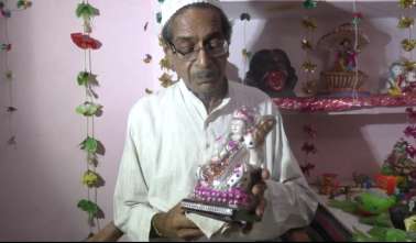 کانپور کے بررا کے رہائشی ڈاکٹر احمد میاں کے گھر میں گھنٹیوں کی آواز اور اس کے ساتھ آرتی کی دھن عقیدت کا ایسا منظرپیش کرتی ہے کہ آنکھیں نم ہوجائیں۔ کانپور کے بررا کے رہائشی ڈاکٹر احمد میاں کے گھر میں گھنٹیوں کی آواز اور اس کے ساتھ آرتی کی دھن عقیدت کا ایسا منظرپیش کرتی ہے کہ آنکھیں نم ہوجائیں۔