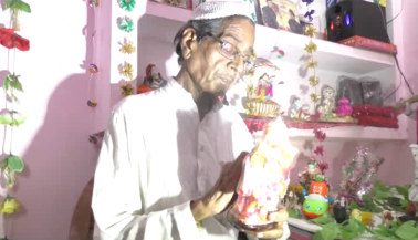 ڈاکٹر احمد بڑے فخر سے یہ بھی کہتے ہیں کہ میری طرف سے سجائی گئی جھانکی میں کرشن کے اتنے روپ ہوتے ہیں ، جو شاید اور کسی کے گھر میں دیکھنے کو نہ ملیں۔ ڈاکٹر احمد بڑے فخر سے یہ بھی کہتے ہیں کہ میری طرف سے سجائی گئی جھانکی میں کرشن کے اتنے روپ ہوتے ہیں ، جو شاید اور کسی کے گھر میں دیکھنے کو نہ ملیں۔