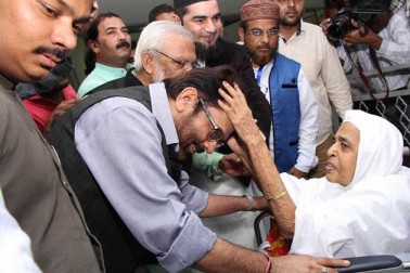 اقلیتی امور کے مرکزی وزیر مملکت آزادانہ چارج اور پارلیمانی امور کے مرکزی وزیر مملکت مختار عباس نقوی نے سردار ولبھ بھائی پٹیل بین الاقوامی ائر پورٹ سے گجرات کے عازمین حج کے پہلے دستہ کوروانہ کیا۔ اس موقع پر مسٹر نقوی نے کہا کہ ہر مسلم کی یہ خواہش ہوتی ہے کہ وہ اپنی زندگی میں کم سے کم ایک بار سفر حج پر جائے۔ مسٹر نقوی نے تمنا کی کہ اس بار کے فریضہ حج کی ادائیگی سے ہمارے ملک اور پوری دنیا میں امن وخوشحالی اور ہم آہنگی کے پیغام کو تقویت ملے۔ اقلیتی امور کے مرکزی وزیر مملکت آزادانہ چارج اور پارلیمانی امور کے مرکزی وزیر مملکت مختار عباس نقوی نے سردار ولبھ بھائی پٹیل بین الاقوامی ائر پورٹ سے گجرات کے عازمین حج کے پہلے دستہ کوروانہ کیا۔ اس موقع پر مسٹر نقوی نے کہا کہ ہر مسلم کی یہ خواہش ہوتی ہے کہ وہ اپنی زندگی میں کم سے کم ایک بار سفر حج پر جائے۔ مسٹر نقوی نے تمنا کی کہ اس بار کے فریضہ حج کی ادائیگی سے ہمارے ملک اور پوری دنیا میں امن وخوشحالی اور ہم آہنگی کے پیغام کو تقویت ملے۔