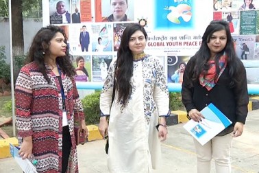 اڑی حملے کے پس منظر میں ہندوستان اور پاکستان کے درمیان بڑھتی ہوئی کشیدگی کے درمیان پڑوسی ملک کی 19 لڑکیاں کل رات چندی گڑھ پہنچیں۔ ان کا خیال ہے کہ جنگ کا یہ افسانہ صرف ہماری حکومتوں اور میڈیا تک محدود ہے جبکہ سرحد کے دونوں جانب کے عوام کو امن چاہئے۔ پاکستان کے گرلس فار پیس گروپ کی لڑکیاں 11 ویں عالمی یوتھ پیس فیسٹیول میں حصہ لینے چندی گڑھ آئی ہیں۔ ان میں سے زیادہ تر لڑکیوں کا یہ پہلا ہندوستان کا سفر ہے۔ پروگرام کا انعقاد ایک غیر سرکاری تنظیم نے کیا ہے۔ اس وفد نے اڑی حملے کے بعد اقوام متحدہ سمٹ اور سارک سمٹ جیسے مسائل پر بیباکی سے پاکستان کی جانب سے جواب دیا۔ وہیں دونوں ممالک میں بنی کشیدگی کی صورت حال کو اس وفد نے پوری طرح سیاست سے متاثر بتایا۔ اڑی حملے کے پس منظر میں ہندوستان اور پاکستان کے درمیان بڑھتی ہوئی کشیدگی کے درمیان پڑوسی ملک کی 19 لڑکیاں کل رات چندی گڑھ پہنچیں۔ ان کا خیال ہے کہ جنگ کا یہ افسانہ صرف ہماری حکومتوں اور میڈیا تک محدود ہے جبکہ سرحد کے دونوں جانب کے عوام کو امن چاہئے۔ پاکستان کے گرلس فار پیس گروپ کی لڑکیاں 11 ویں عالمی یوتھ پیس فیسٹیول میں حصہ لینے چندی گڑھ آئی ہیں۔ ان میں سے زیادہ تر لڑکیوں کا یہ پہلا ہندوستان کا سفر ہے۔ پروگرام کا انعقاد ایک غیر سرکاری تنظیم نے کیا ہے۔ اس وفد نے اڑی حملے کے بعد اقوام متحدہ سمٹ اور سارک سمٹ جیسے مسائل پر بیباکی سے پاکستان کی جانب سے جواب دیا۔ وہیں دونوں ممالک میں بنی کشیدگی کی صورت حال کو اس وفد نے پوری طرح سیاست سے متاثر بتایا۔