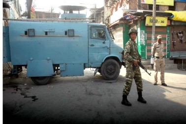 وادی کشمیر میں سیکورٹی فورسز کی اضافی تعیناتی اور 8 ہزار سے زائد افراد (مبینہ طور پر علیحدگی پسند کارکنوں اور سنگبازوں) کی گرفتاری کے بعد اگرچہ پرتشدد جھڑپوں کے واقعات میں نمایاں کمی آئی ہے، تاہم ہڑتال کے باعث معمولات زندگی جمعرات کو مسلسل 83 ویں روز بھی مفلوج رہے۔ وادی کشمیر میں سیکورٹی فورسز کی اضافی تعیناتی اور 8 ہزار سے زائد افراد (مبینہ طور پر علیحدگی پسند کارکنوں اور سنگبازوں) کی گرفتاری کے بعد اگرچہ پرتشدد جھڑپوں کے واقعات میں نمایاں کمی آئی ہے، تاہم ہڑتال کے باعث معمولات زندگی جمعرات کو مسلسل 83 ویں روز بھی مفلوج رہے۔