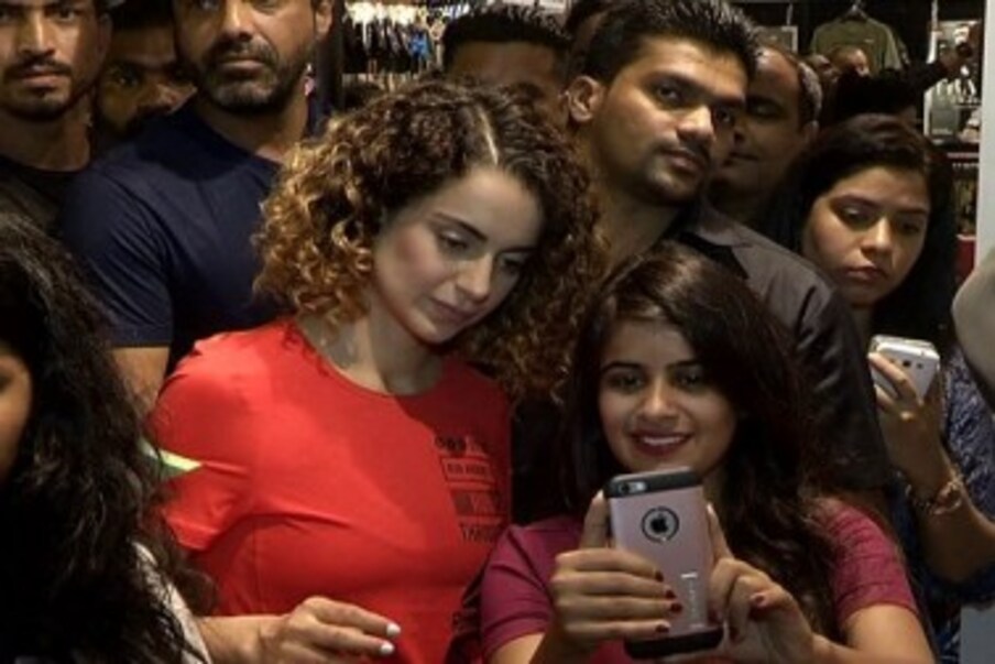 کنگنا کو دیکھنے کے لئے لوگوں کا بھاری ہجوم پہنچا تھا اور ان کے ساتھ سیلفی لینے والوں کی دیوانگی بھی دیکھنے کے لائق تھی۔
