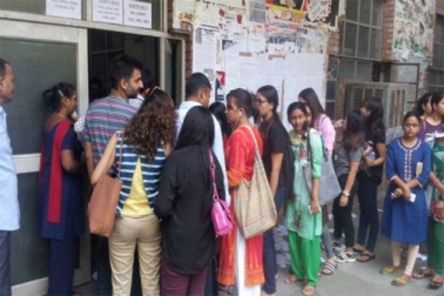  دہلی میں آج طلبہ یونین کے انتخابات ہوئے ۔ دہلی کی دو بڑی یونیورسٹیوں جواہر لال نہرو یونیورسٹی اور دہلی یونیورسٹی میں طلبہ یونین انتخابات کے لئے ووٹ ڈالے گئے ۔ دونوں یونیورسٹی میں طلبہ میں کافی جوش و خروش نظر آئے اور ووٹ ڈالنے کیلئے طلبہ کی لمبی لمبی قطار یں نظر آئیں۔