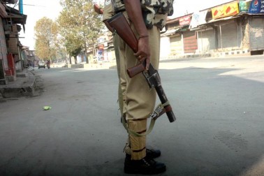 مضافاتی علاقہ صورہ میں واقع شیر کشمیر انسٹی چیوٹ آف میڈیکل سائنسز کی طرف جانے والے نوہٹہ روڈ کو ہر طرح کی پابندیوں سے مستثنیٰ رکھا گیا ہے۔ تاہم اس اہم سڑک پر کسی بھی احتجاجی مظاہرے کو روکنے کے لئے سیکورٹی فورسز کی اضافی نفری تعینات رکھی گئی ہے۔ مضافاتی علاقہ صورہ میں واقع شیر کشمیر انسٹی چیوٹ آف میڈیکل سائنسز کی طرف جانے والے نوہٹہ روڈ کو ہر طرح کی پابندیوں سے مستثنیٰ رکھا گیا ہے۔ تاہم اس اہم سڑک پر کسی بھی احتجاجی مظاہرے کو روکنے کے لئے سیکورٹی فورسز کی اضافی نفری تعینات رکھی گئی ہے۔