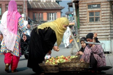 تاریخی جامع مسجد کے علاقہ کی صورتحال میں کوئی تبدیلی نظر نہیں آرہی ہے جس کے باب الداخلے بدستور بند ہی رکھے گئے ہیں۔ اس تاریخی جامع مسجد کے سامنے ایک بلٹ پروف گاڑی کھڑی کی گئی ہے۔ جامع مسجد کے باہر اور نزدیکی جامع مارکیٹ میں سیکورٹی فورسز کی اضافی نفری بدستور تعینات رکھی گئی ہے۔ پائین شہر کے سبھی علاقوں میں دکانیں اور تجارتی مراکز آج مسلسل 83 ویں بند رہے جبکہ پبلک ٹرانسپورٹ کی آمدورفت بھی معطل رہی۔ تاریخی جامع مسجد کے علاقہ کی صورتحال میں کوئی تبدیلی نظر نہیں آرہی ہے جس کے باب الداخلے بدستور بند ہی رکھے گئے ہیں۔ اس تاریخی جامع مسجد کے سامنے ایک بلٹ پروف گاڑی کھڑی کی گئی ہے۔ جامع مسجد کے باہر اور نزدیکی جامع مارکیٹ میں سیکورٹی فورسز کی اضافی نفری بدستور تعینات رکھی گئی ہے۔ پائین شہر کے سبھی علاقوں میں دکانیں اور تجارتی مراکز آج مسلسل 83 ویں بند رہے جبکہ پبلک ٹرانسپورٹ کی آمدورفت بھی معطل رہی۔
