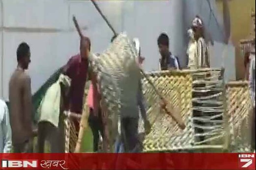 مرزاپور میں راہل گاندھی کی میٹنگ کے بعد پھر کھاٹ کیلئے مچی افراتفری مرزاپور میں راہل گاندھی کی میٹنگ کے بعد پھر کھاٹ کیلئے مچی افراتفری
