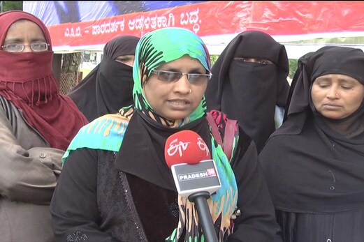 شراب خانہ کھلنے سے گلبرگہ کےعوام سخت برہم، ڈپٹی کمشنرآفس میں خودکشی کی دھمکی شراب خانہ کھلنے سے گلبرگہ کےعوام سخت برہم، ڈپٹی کمشنرآفس میں خودکشی کی دھمکی