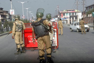 موصولہ اطلاعات کے مطابق وادی کے دیگر اضلاع میں بھی علیحدگی پسند قیادت کے کہنے پر ٹھیک دوپہر دو بجے دکانیں اور تجارتی مراکز کھل گئے، تاہم ان اطلاعات کے مطابق پبلک ٹرانسپورٹ سڑکوں سے غائب ہی رہا۔ موصولہ اطلاعات کے مطابق وادی کے دیگر اضلاع میں بھی علیحدگی پسند قیادت کے کہنے پر ٹھیک دوپہر دو بجے دکانیں اور تجارتی مراکز کھل گئے، تاہم ان اطلاعات کے مطابق پبلک ٹرانسپورٹ سڑکوں سے غائب ہی رہا۔