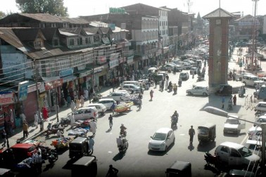 وادی کشمیر میں گزشتہ 79 روز میں پہلی مرتبہ اتوار کو کسی بھی حصے میں کرفیو نافذ نہیں رہا۔ تاہم دفعہ 144 سی آر پی سی کے تحت وادی کے تمام بڑے قصبہ جات اور تحصیل ہیڈکوارٹروں میں چار یا اس سے زیادہ افراد کے ایک جگہ جمع ہونے پر پابندی بدستور جاری رکھی گئی ہے۔ وادی کشمیر میں گزشتہ 79 روز میں پہلی مرتبہ اتوار کو کسی بھی حصے میں کرفیو نافذ نہیں رہا۔ تاہم دفعہ 144 سی آر پی سی کے تحت وادی کے تمام بڑے قصبہ جات اور تحصیل ہیڈکوارٹروں میں چار یا اس سے زیادہ افراد کے ایک جگہ جمع ہونے پر پابندی بدستور جاری رکھی گئی ہے۔