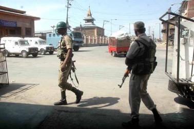 انہوں نے بتایا کہ امن وامان کی صورتحال کو بنائے رکھنے کے لئے بڑے قصبوں اور تحصیل ہیڈکوارٹروں میں دفعہ 144 سی آر پی سی کے تحت پابندیاں جاری رکھی گئی ہیں۔ انہوں نے بتایا کہ امن وامان کی صورتحال کو بنائے رکھنے کے لئے بڑے قصبوں اور تحصیل ہیڈکوارٹروں میں دفعہ 144 سی آر پی سی کے تحت پابندیاں جاری رکھی گئی ہیں۔