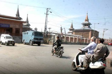 ایسے علاقوں میں سڑکوں کو خاردار تار سے بند رکھا گیا ہے جبکہ ان علاقوں میں تعینات سیکورٹی فورس اہلکار لوگوں کو متبادل راستے اختیار کرنے کے لئے کہہ رہے تھے۔ ایسے علاقوں میں سڑکوں کو خاردار تار سے بند رکھا گیا ہے جبکہ ان علاقوں میں تعینات سیکورٹی فورس اہلکار لوگوں کو متبادل راستے اختیار کرنے کے لئے کہہ رہے تھے۔