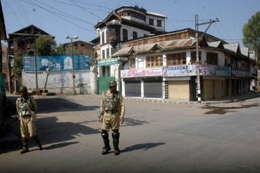 مقامی لوگوں کے مطابق ڈلگیٹ سے چند سو میٹر کی دوری پر سونہ وار میں واقع اقوام متحدہ فوجی مبصریں کے دفتر کے نذدیک قائم مسجد سلیمان ٹینگ میں گذشتہ شام نماز مغرب کی ادائیگی کے بعد ایک اجتماع ہورہا تھا ، جس میں مسجد عمر کے امام و خطیب مولوی اعجاز بھی شرکت کے لئے مدعو کئے گئے تھے۔ مقامی لوگوں کے مطابق ڈلگیٹ سے چند سو میٹر کی دوری پر سونہ وار میں واقع اقوام متحدہ فوجی مبصریں کے دفتر کے نذدیک قائم مسجد سلیمان ٹینگ میں گذشتہ شام نماز مغرب کی ادائیگی کے بعد ایک اجتماع ہورہا تھا ، جس میں مسجد عمر کے امام و خطیب مولوی اعجاز بھی شرکت کے لئے مدعو کئے گئے تھے۔