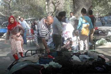 سری نگر کے سیول لائنز میں دوپہر کے دو بجتے ہی دکانیں کھل گئیں اور مختلف اشیاء فروخت کرنے والے چھاپڑی فروش سڑکوں پر نمودار ہوئے۔ سری نگر کے سیول لائنز میں دوپہر کے دو بجتے ہی دکانیں کھل گئیں اور مختلف اشیاء فروخت کرنے والے چھاپڑی فروش سڑکوں پر نمودار ہوئے۔